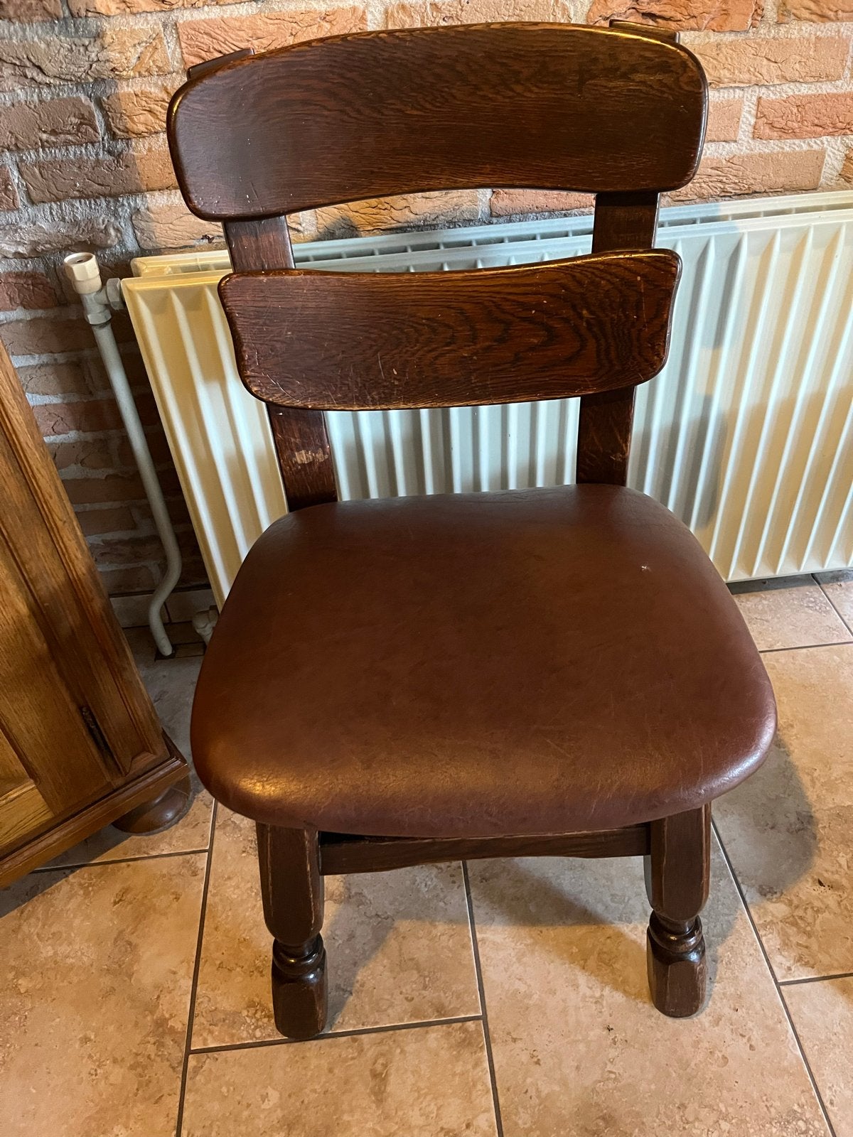 Vintage eiken stoel met leren zitting 4 beschikbaar, Huis en Inrichting, Ophalen