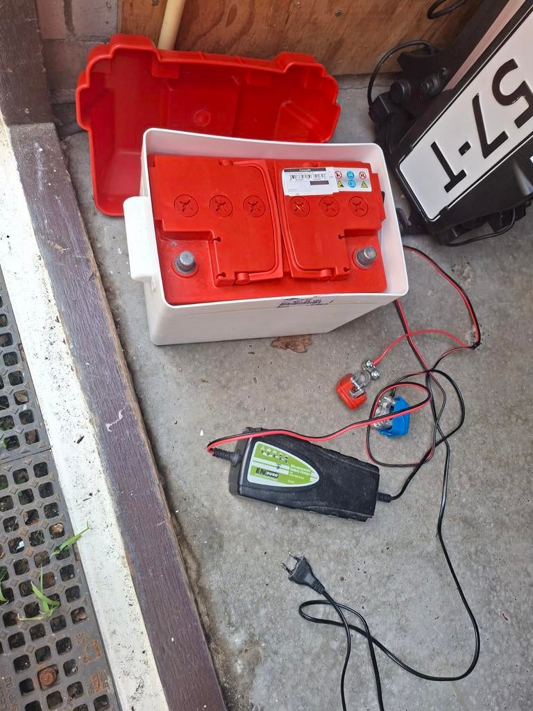 Recreatie accu 80 Ah met accubak en lader, Caravans en Kamperen, Caravan accessoires, Ophalen, Gebruikt