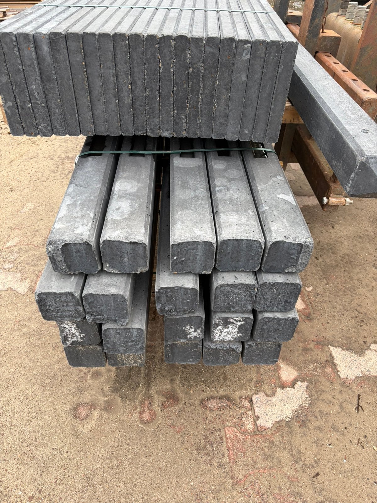 Gloednieuwe betonpalen & betonplaten voor schutting, Minder dan 25 mm, Nieuw, Ophalen of Verzenden, Plank