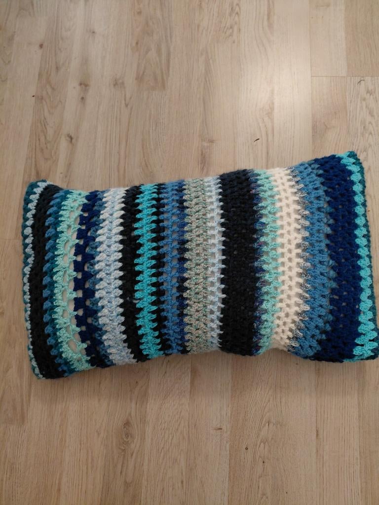 Handgemaakt gehaakt kussen in blauwtinten, Ophalen of Verzenden, Zo goed als nieuw, Blauw, Rechthoekig