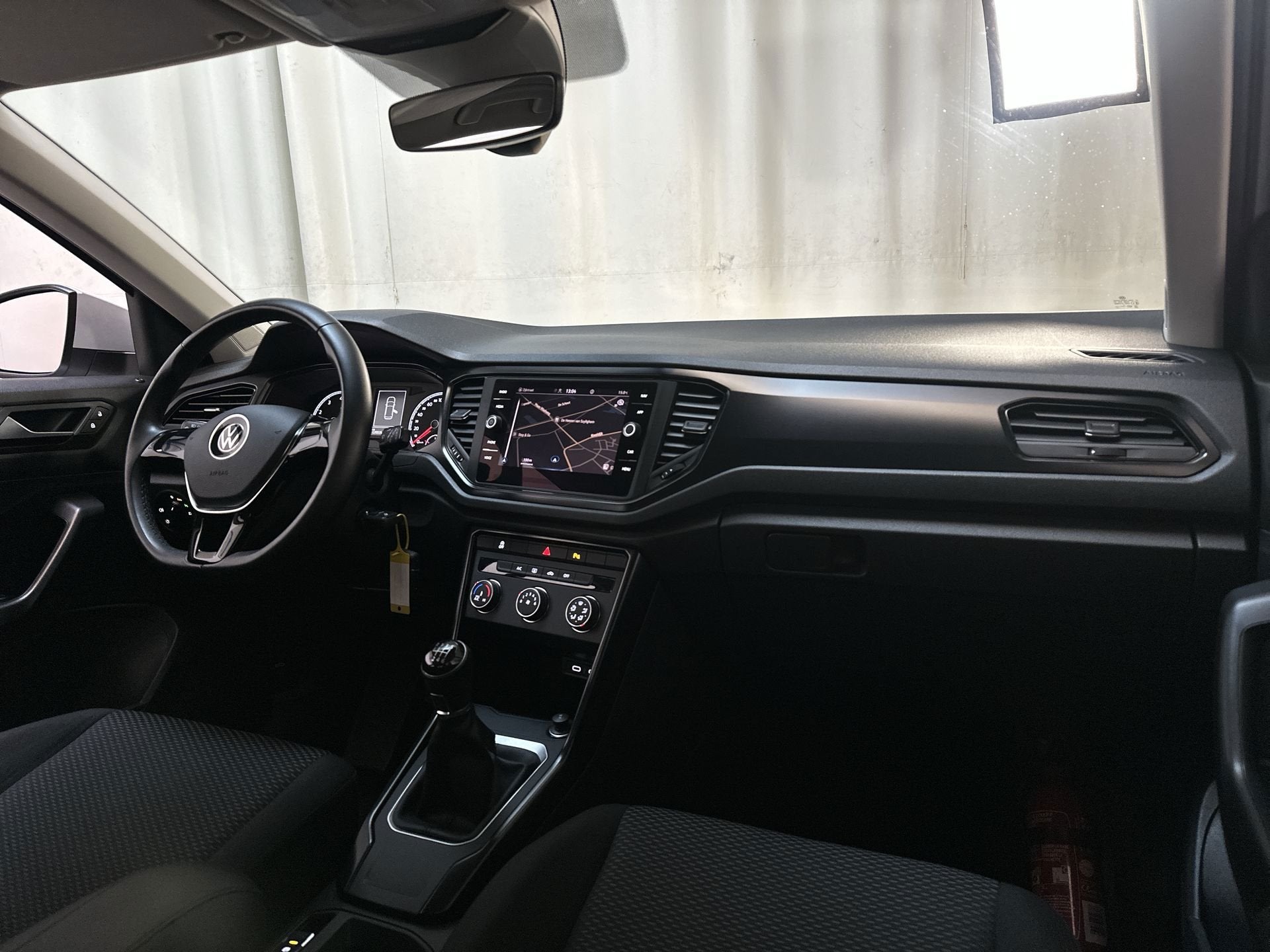 Volkswagen T-Roc 1.0 TSI Style Navigatie Parkeersensoren DAB, Auto's, Volkswagen, Voorwielaandrijving, Stof, Gebruikt, Wit