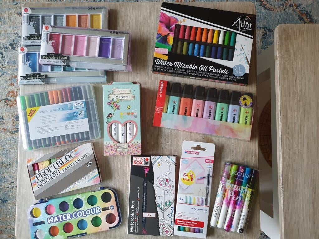 diverse krijtjes, stiften, fineliners en verf, Ophalen of Verzenden, Zo goed als nieuw
