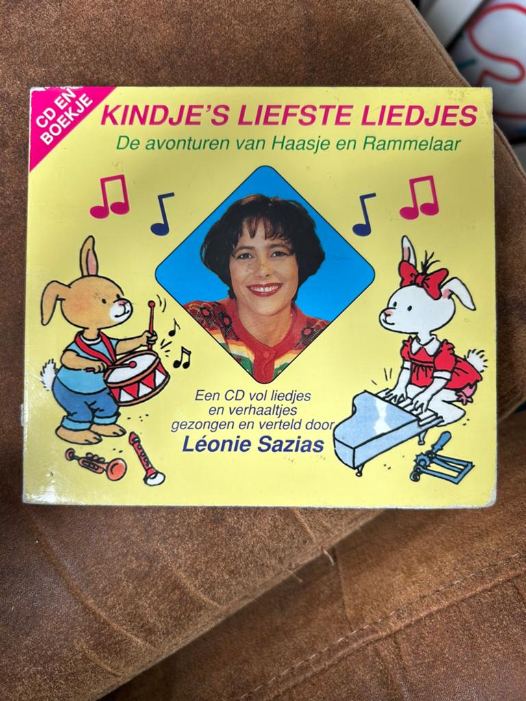 Leonie Sazias - de avonturen van haasje en rammelaar, Ophalen of Verzenden, Zo goed als nieuw, Verhaal of Sprookje