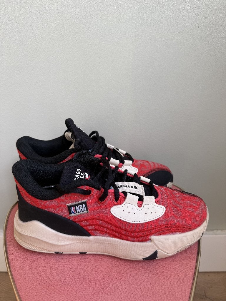 Basketbalschoenen Chicago Bulls - maat 35, Ophalen of Verzenden, Zo goed als nieuw, Schoenen
