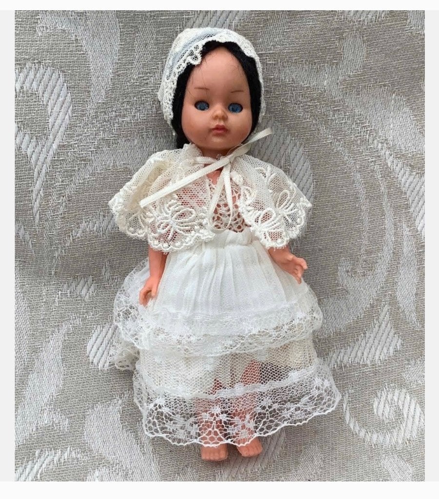 Vintage bruidspopje 17 cm, onder stolp 19,5 cm hoog, Ophalen of Verzenden, Zo goed als nieuw, X, Pop