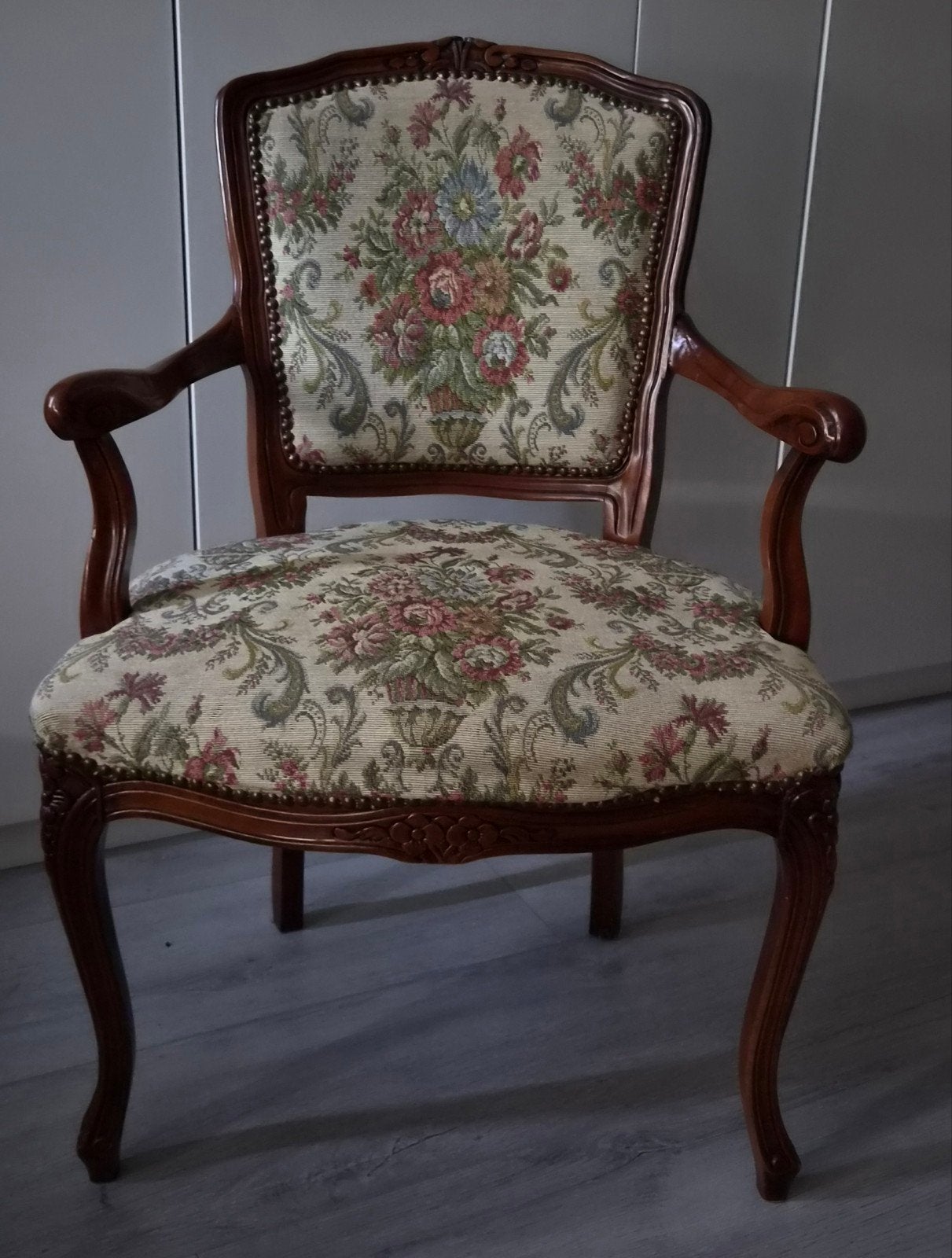 Vintage fauteuil met houten frame, met bloemmotief 
Mooi, me, Ophalen