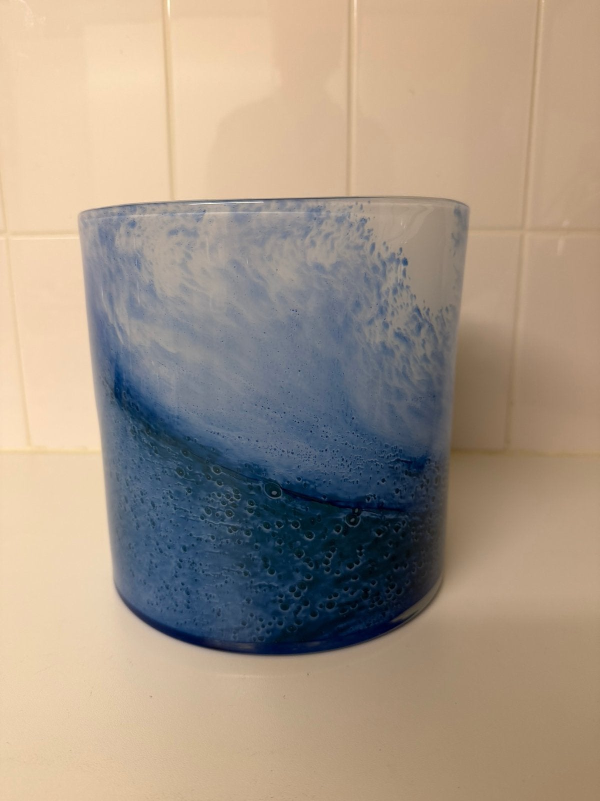Blauwe zware glazen vaas intratuin nieuw, Ophalen of Verzenden, Zo goed als nieuw, Overige kleuren
