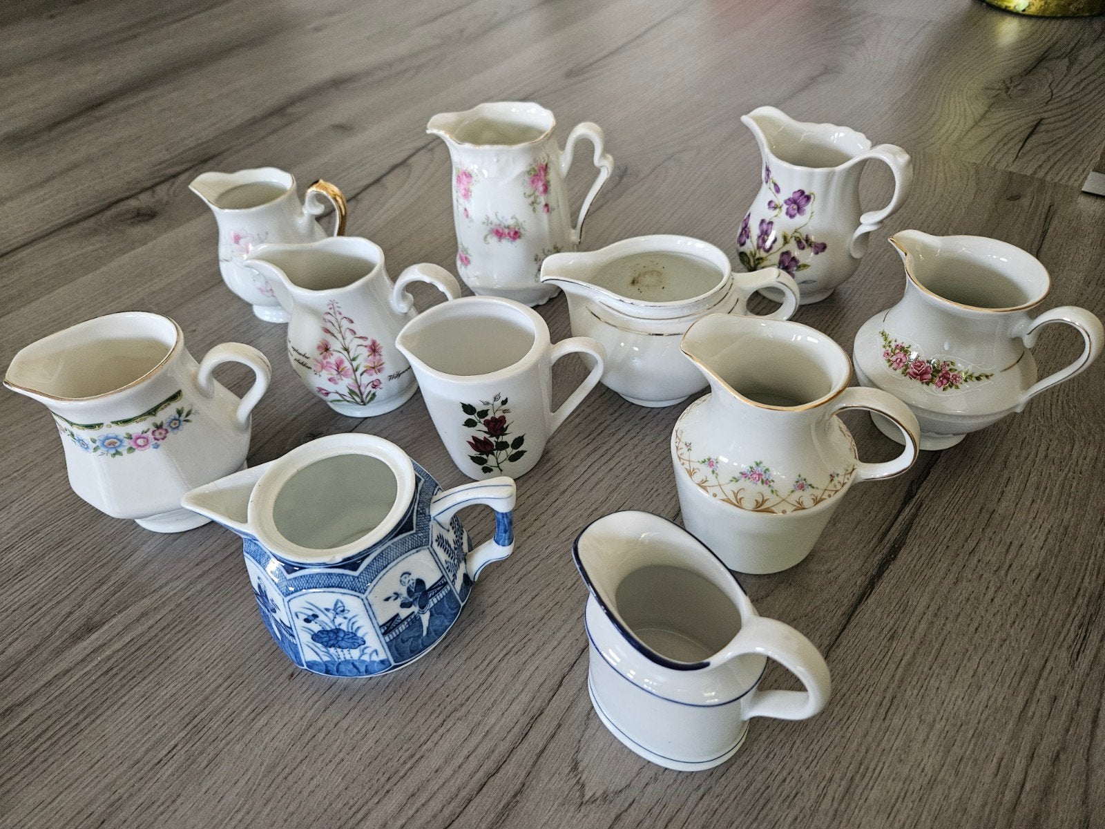 Collectie van ongeveer 30 verschillende melkkannetjes, Ophalen