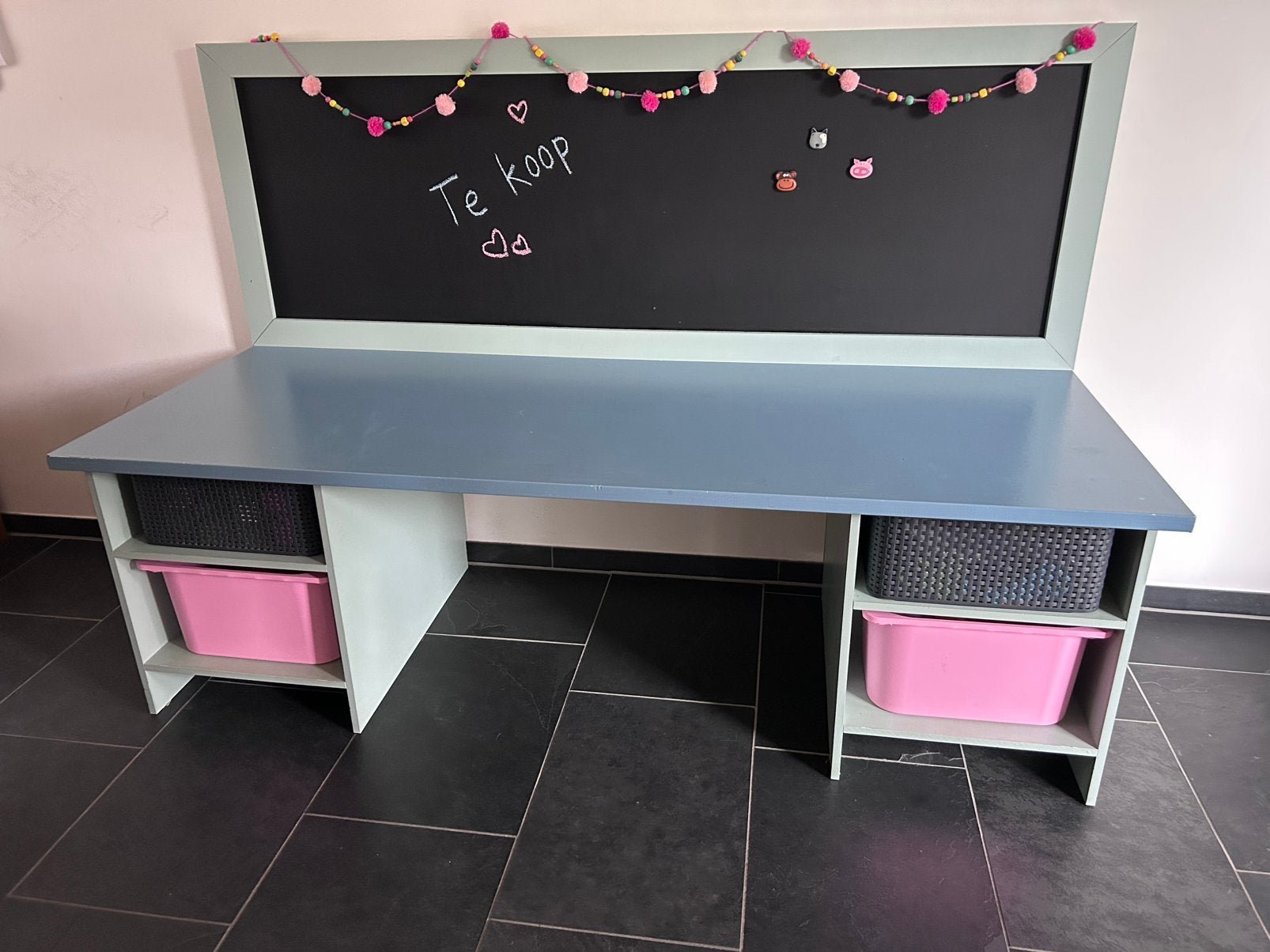 Mooie speeltafel met krijt/magneetbord en kastjes, Ophalen, Gebruikt