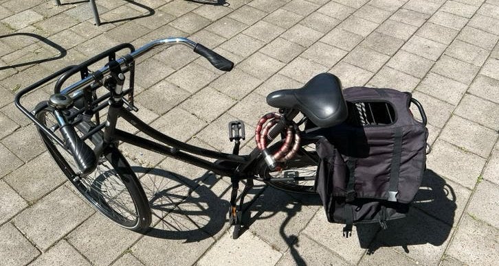 Zwarte transportfiets met voordrager en fietstassen, Terugtraprem, Versnellingen, Ophalen, Overige merken