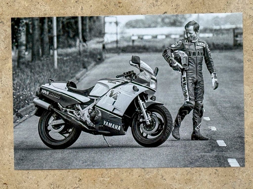 Org z/w foto 20x30 cm Kenny Roberts met Yamaha YPVS RD500 V4, Verzenden, Nieuw, Motoren