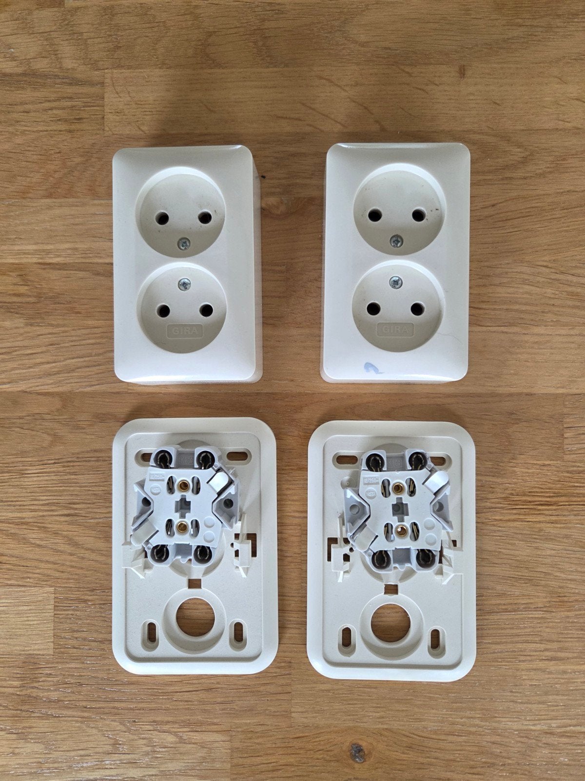 2x Gira dubbel stopcontact opbouw - wit, Ophalen of Verzenden, Gebruikt, Stopcontact