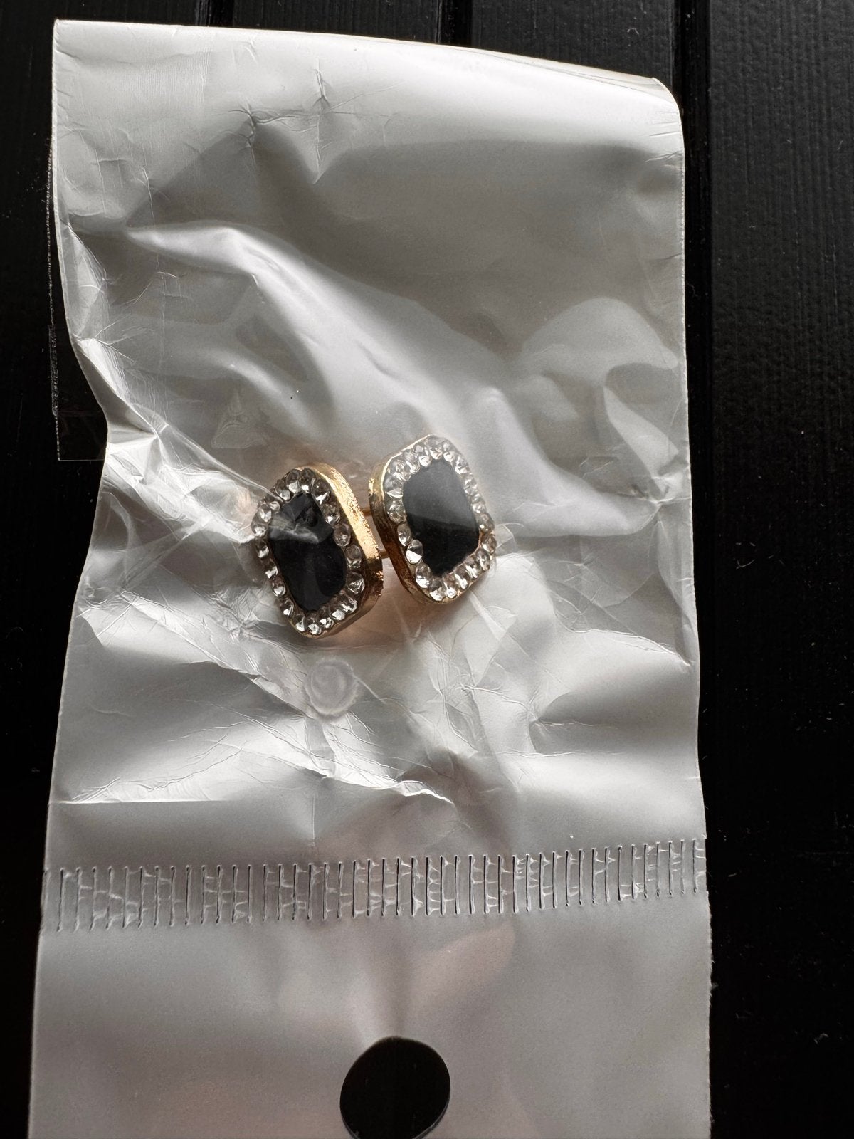 Vierkante Goudkleurige Oorbellen met zwarte en steentjes, Overige materialen, Nieuw, Ophalen of Verzenden, Knopjes of Stekers