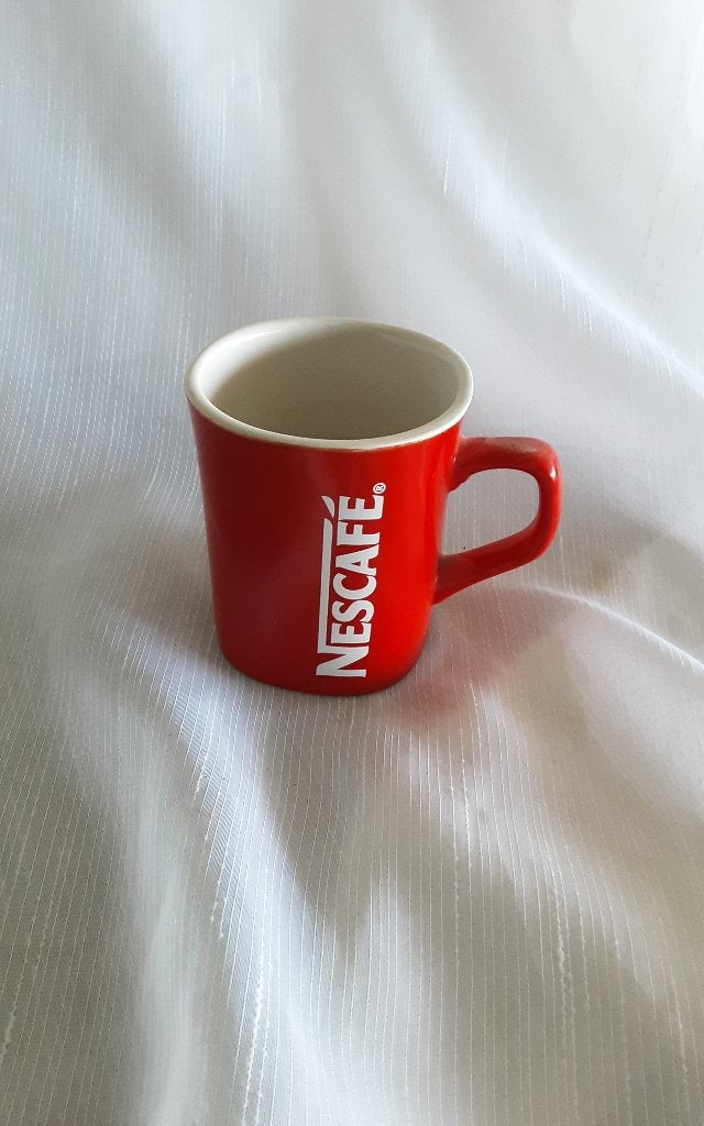 NESCAFE mok, rood, grote, letters, Overige materialen, Overige merken, Ophalen of Verzenden, Zo goed als nieuw