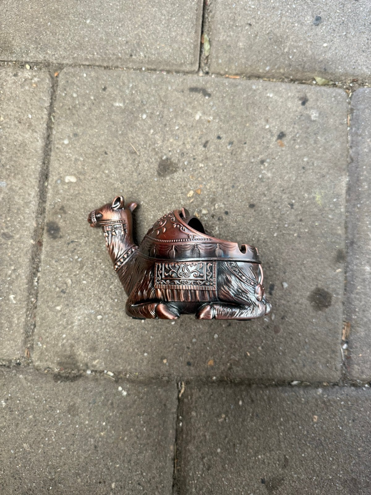 Decoratieve metalen asbak in kameelvorm, Ophalen of Verzenden, Gebruikt, Asbak