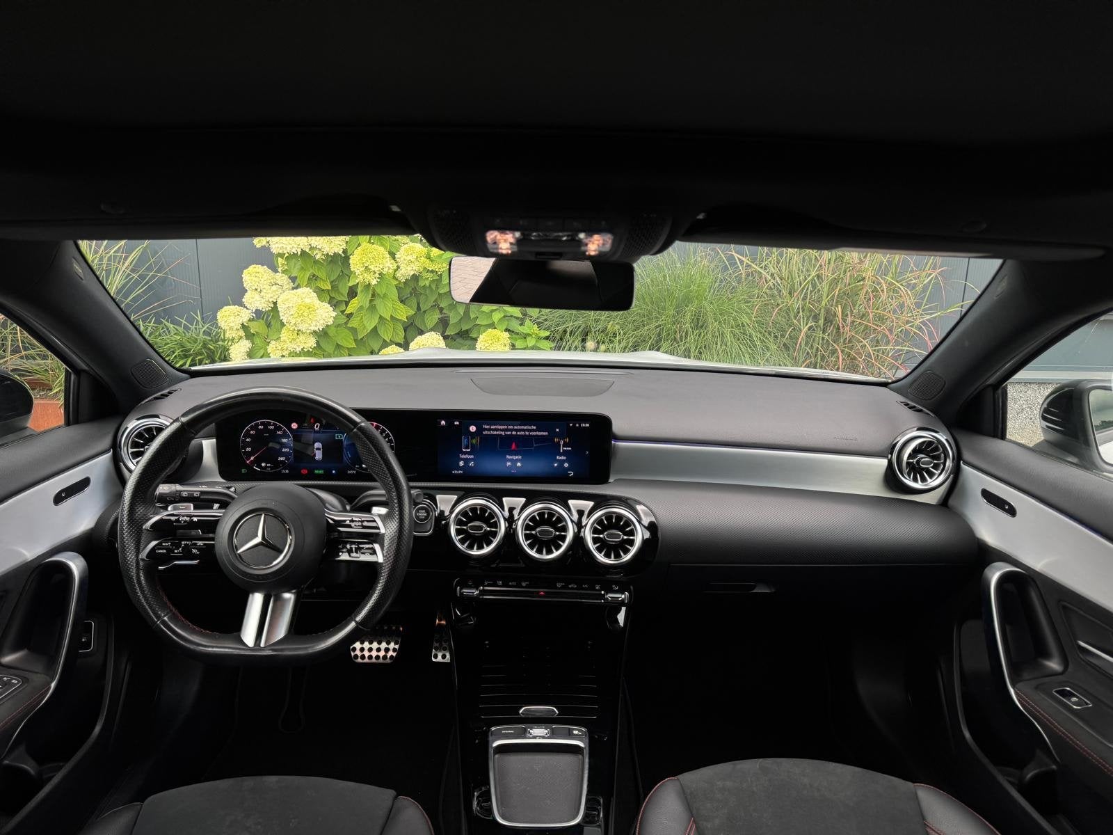 Mercedes-Benz A-klasse 250 e AMG Line FULL PANO|WIDESCREEN|L, Auto's, Gebruikt, Zwart, Met garantie (alle), Leder en Stof