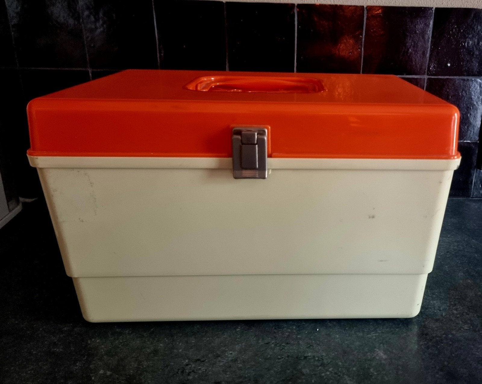 Naai box vintage, Ophalen