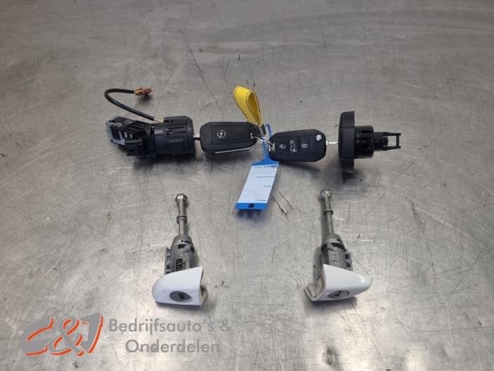 Kontaktslot + Sleutel van een Opel Combo, Gebruikt, -, -, Opel