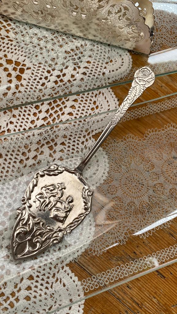 Taartschep vintage met krulpatroon en tafereel, Antiek en Kunst, Antiek | Bestek, Ophalen of Verzenden