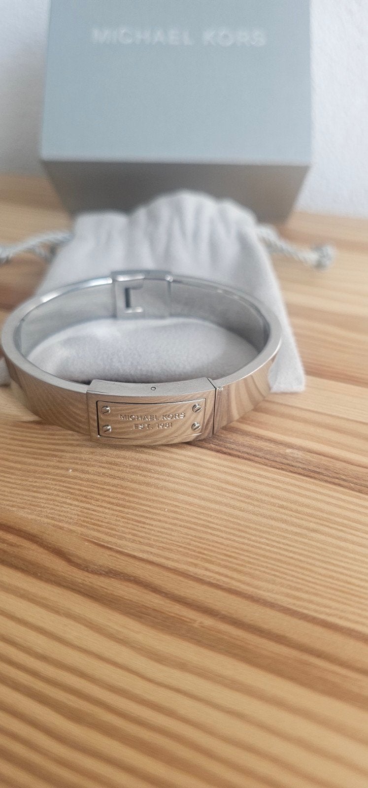Michael Kors Armband Zilverkleurig met Logo, Ophalen of Verzenden, Zo goed als nieuw, Zilver, Staal