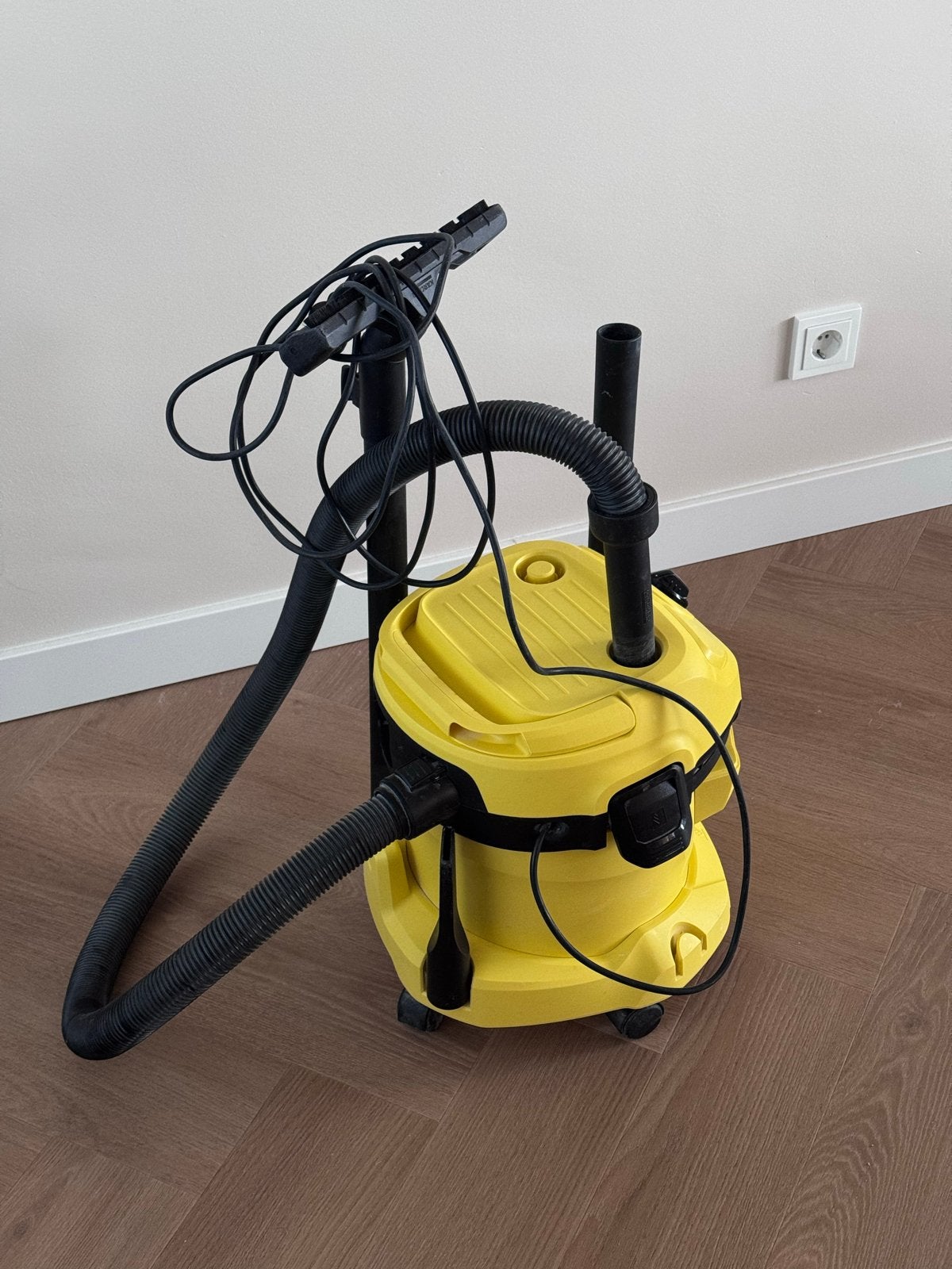 Kärcher WD 2 Plus nat- en droogzuiger, Ophalen, Zo goed als nieuw, Waterstofzuiger
