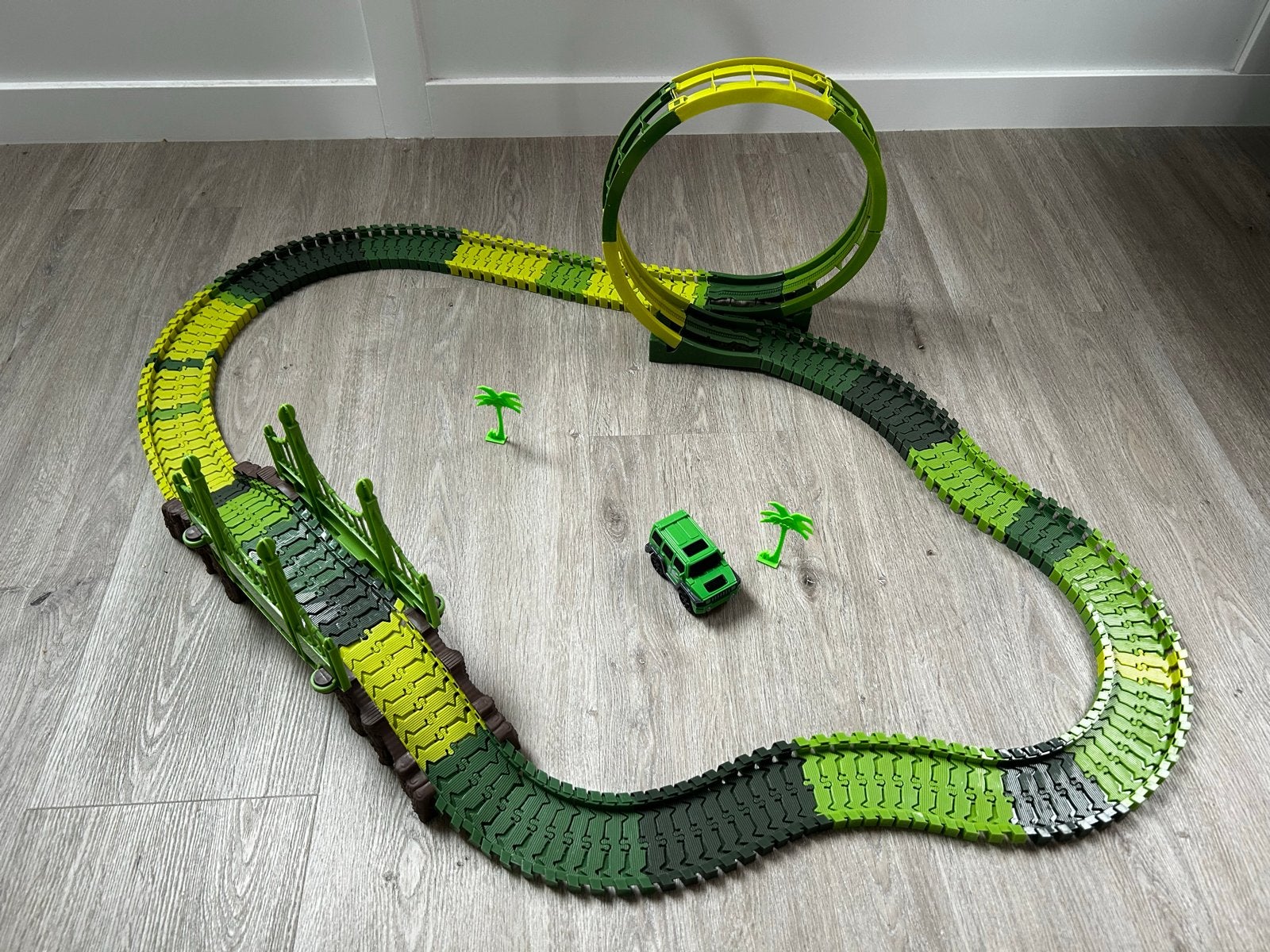 Flexibele Racebaan met Brug en Looping - Zo goed als nieuw, Racebaan, Zo goed als nieuw, Met looping, Elektrisch