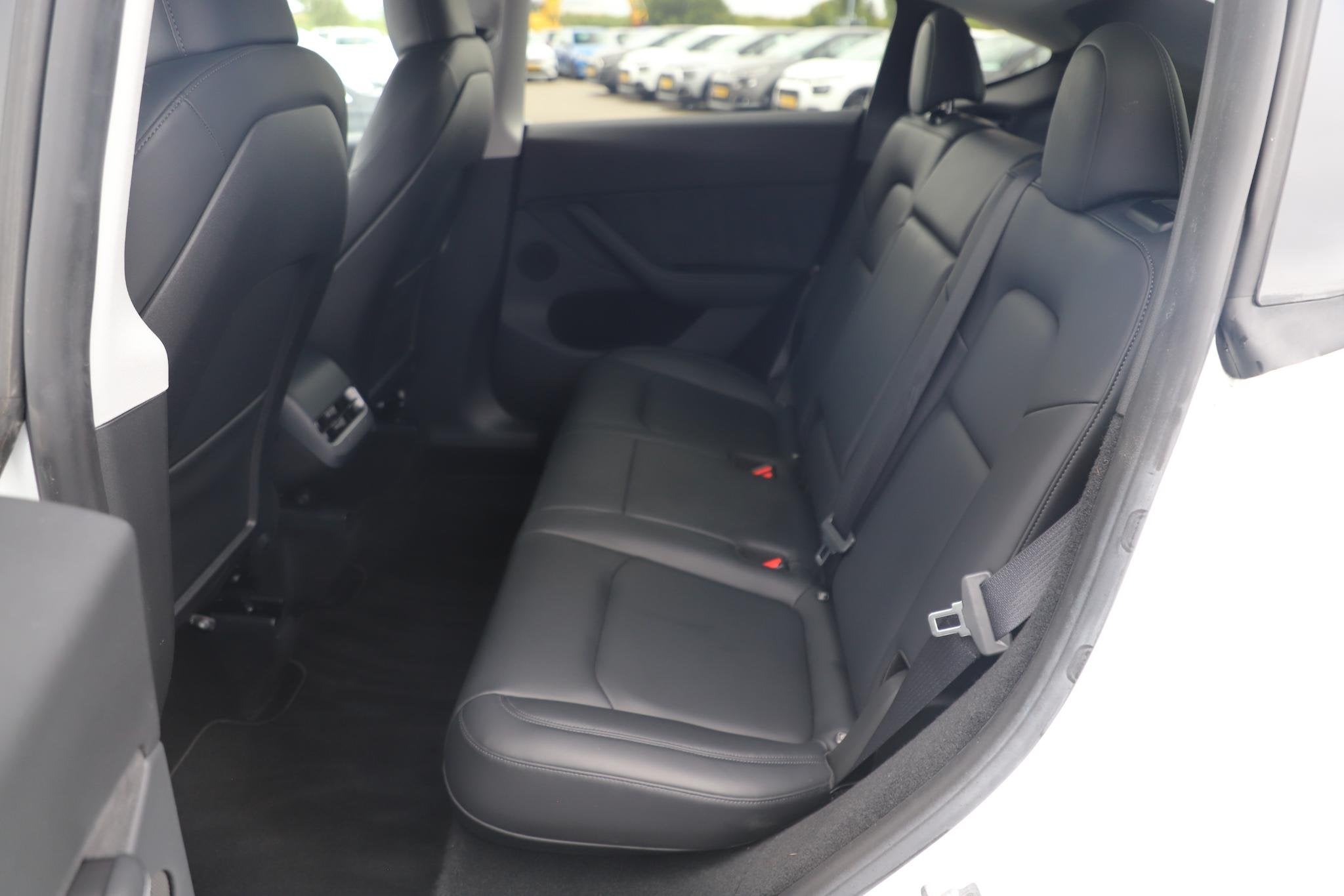 Foto 10 van Tesla Model Y Long Range AWD 75 kWh Afneembare Trekhaak Pano