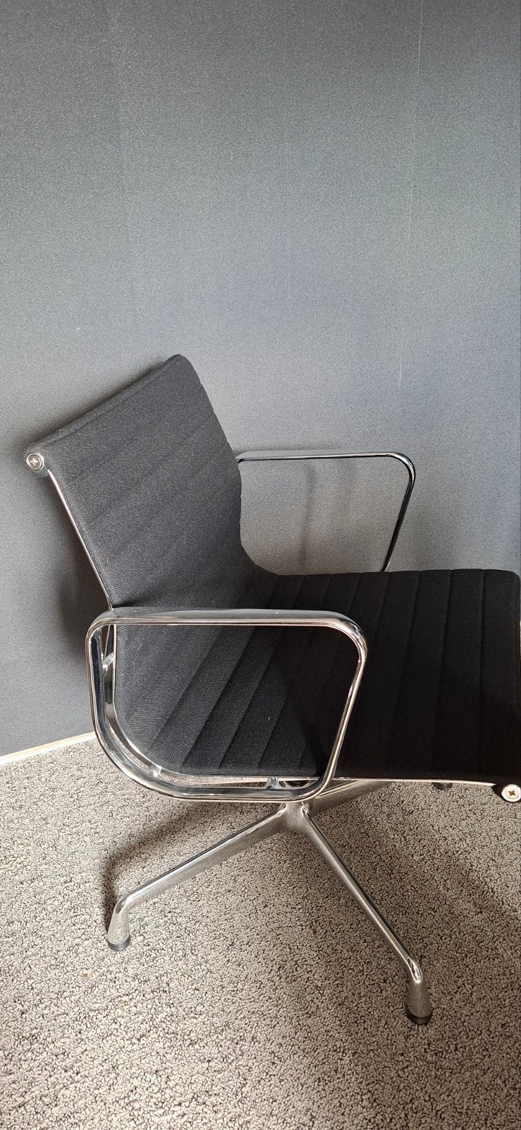Vitra Eames EA 108 bureaustoel - Zwart - Laag model, Huis en Inrichting, Stoelen, Ophalen, Zwart, Zo goed als nieuw, Stof