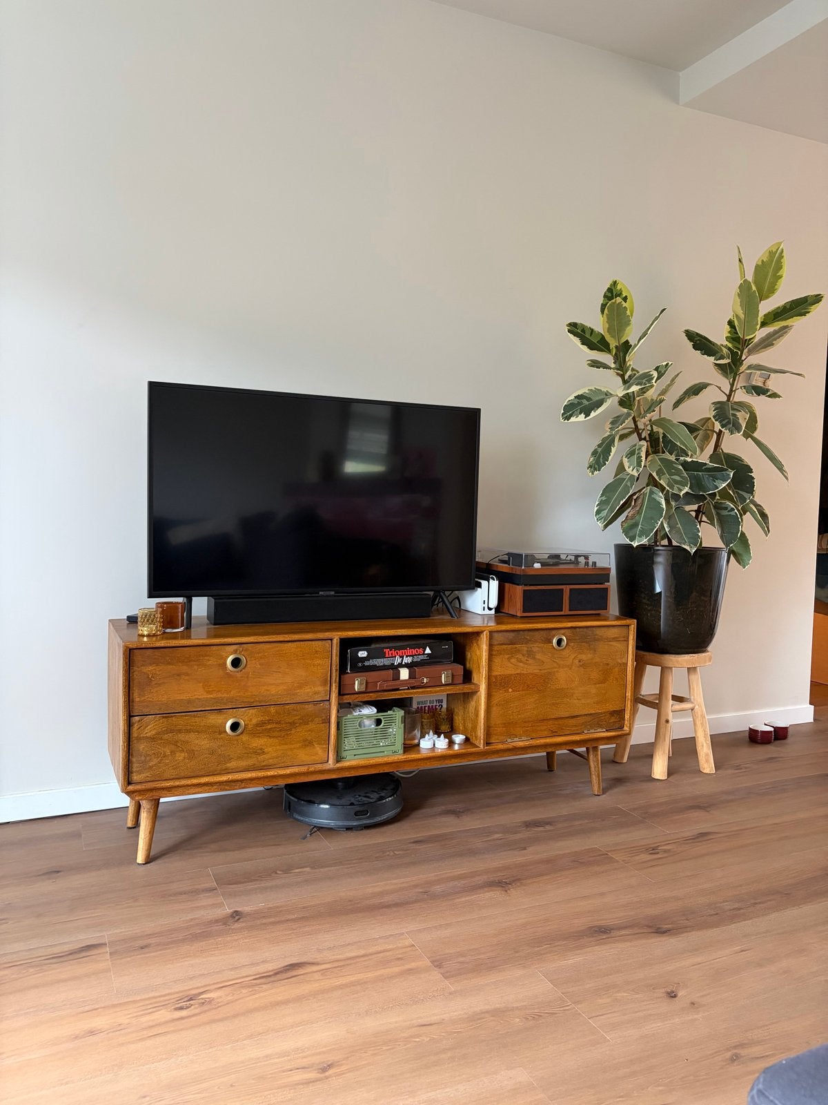 Eleonora Wisconsin TV-meubel, Ophalen, 100 tot 150 cm, Zo goed als nieuw, Met lade(s)
