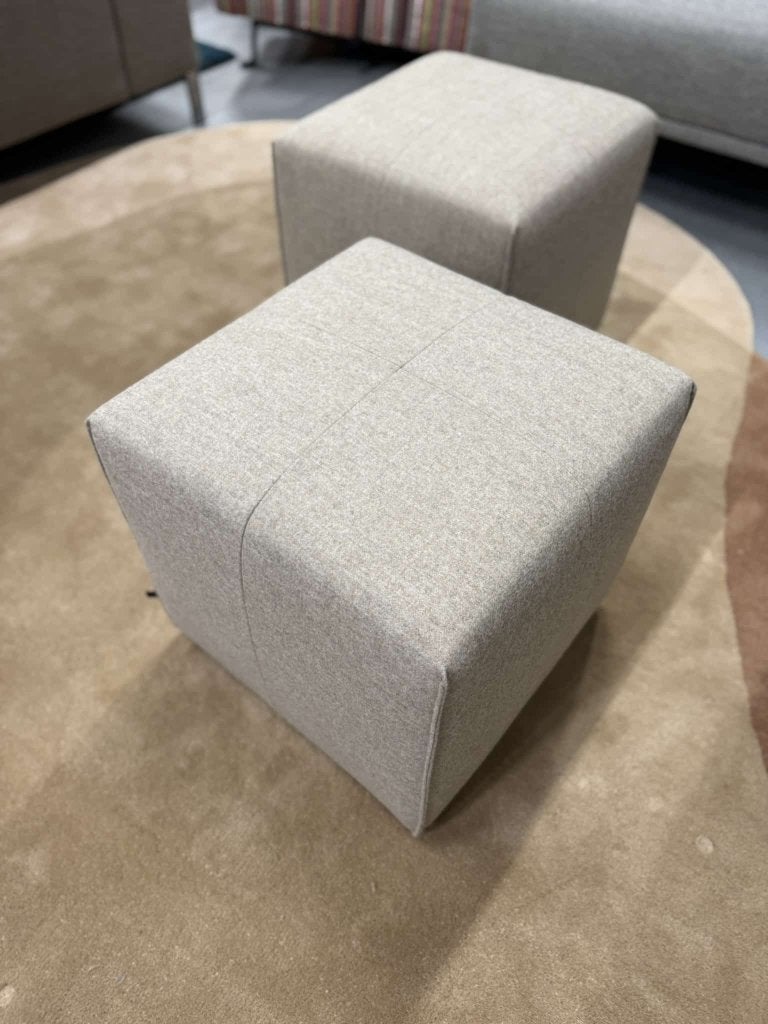 3 Nieuw Eyye Kub 47 Poef Kruk Voetenbank Synergy Stof Design, Minder dan 50 cm, Vierkant, Nieuw, Minder dan 50 cm