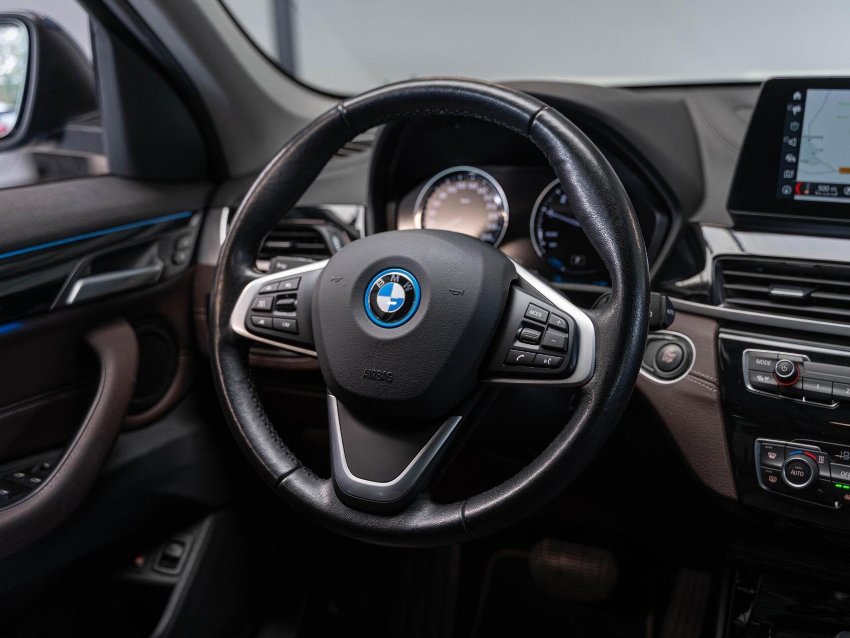 BMW X1 xDrive25e High Executive Pano HuD Lane 18', Auto's, Gebruikt, Blauw, Vierwielaandrijving, Hybride Elektrisch/Benzine