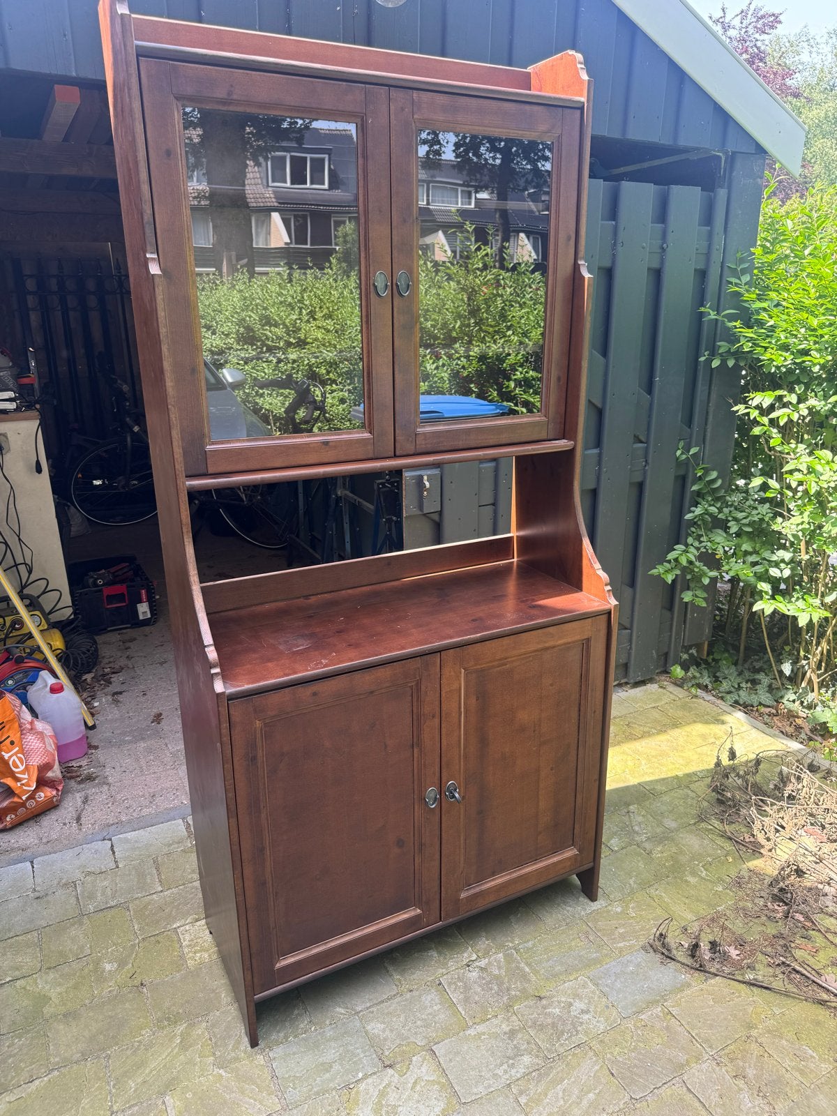 Houten vitrinekast met glazen deuren, Huis en Inrichting, Kasten | Vitrinekasten, Ophalen, Met plank(en), Gebruikt, 50 tot 100 cm