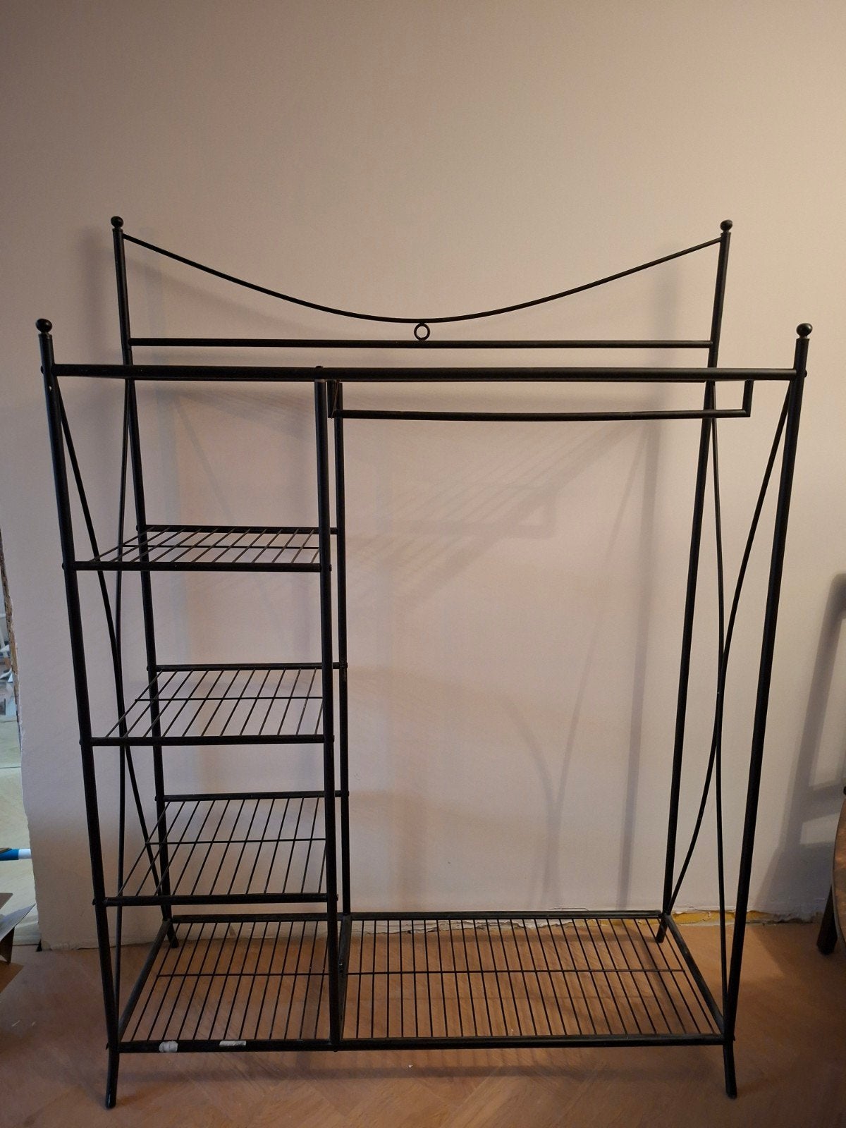 Zwart aluminium kledingrek met schappen en hanggedeelte, Ophalen, Gebruikt