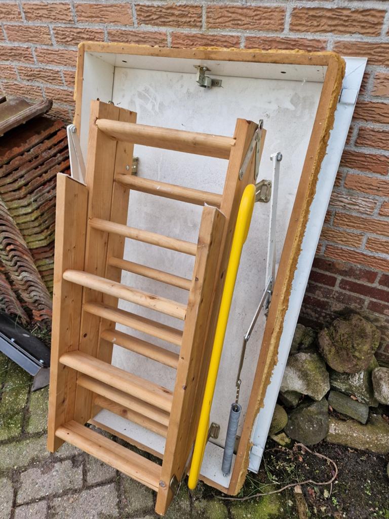 Zolderluik met uitschuifbare houten trap, Doe-het-zelf en Verbouw, Ladders en Trappen, Ophalen, Gebruikt, 2 tot 4 meter