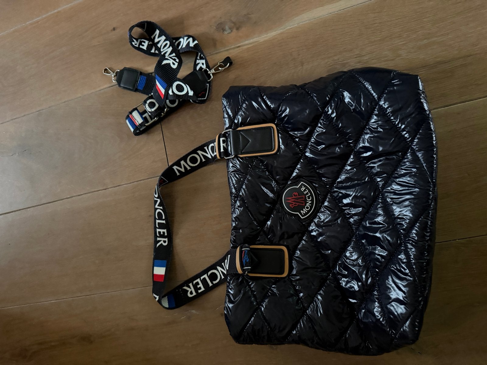 Moncler Puffer Schoudertas - Zo goed als nieuw, Ophalen of Verzenden, Zo goed als nieuw, Zwart, Schoudertasje