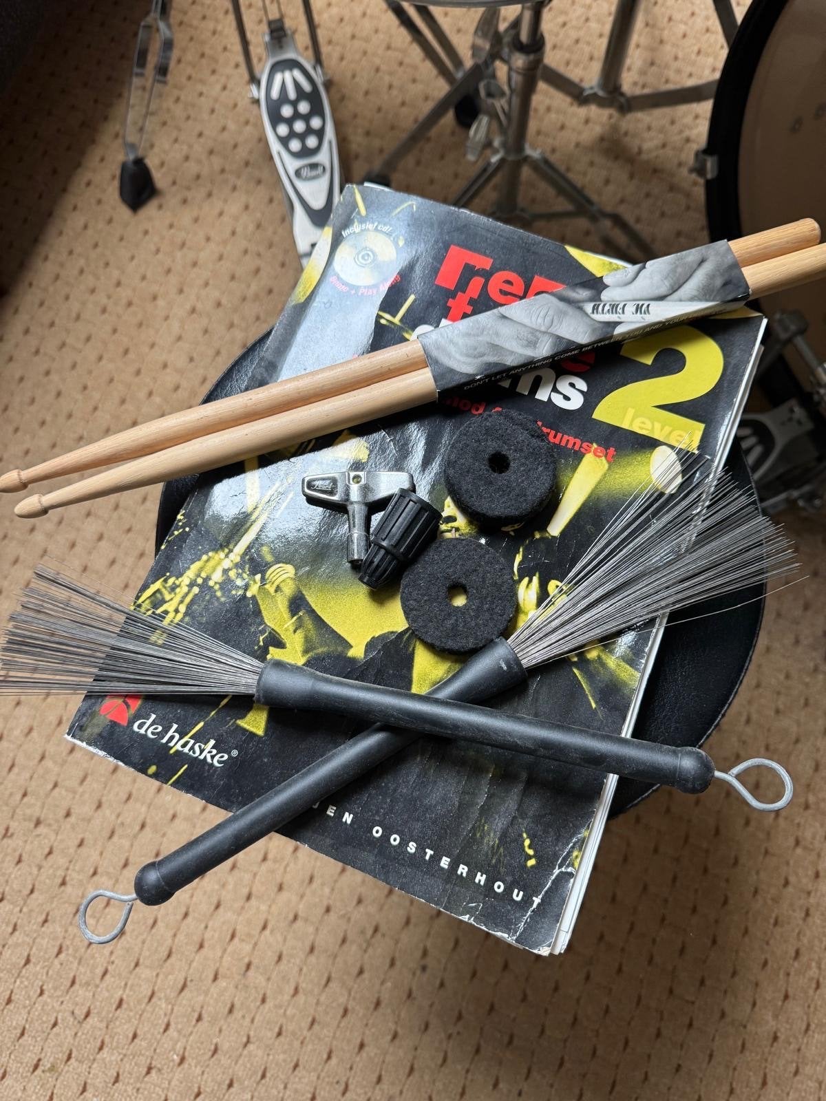 Foto 4 van Pearl drumstel compleet met toebehoren en extra sticks