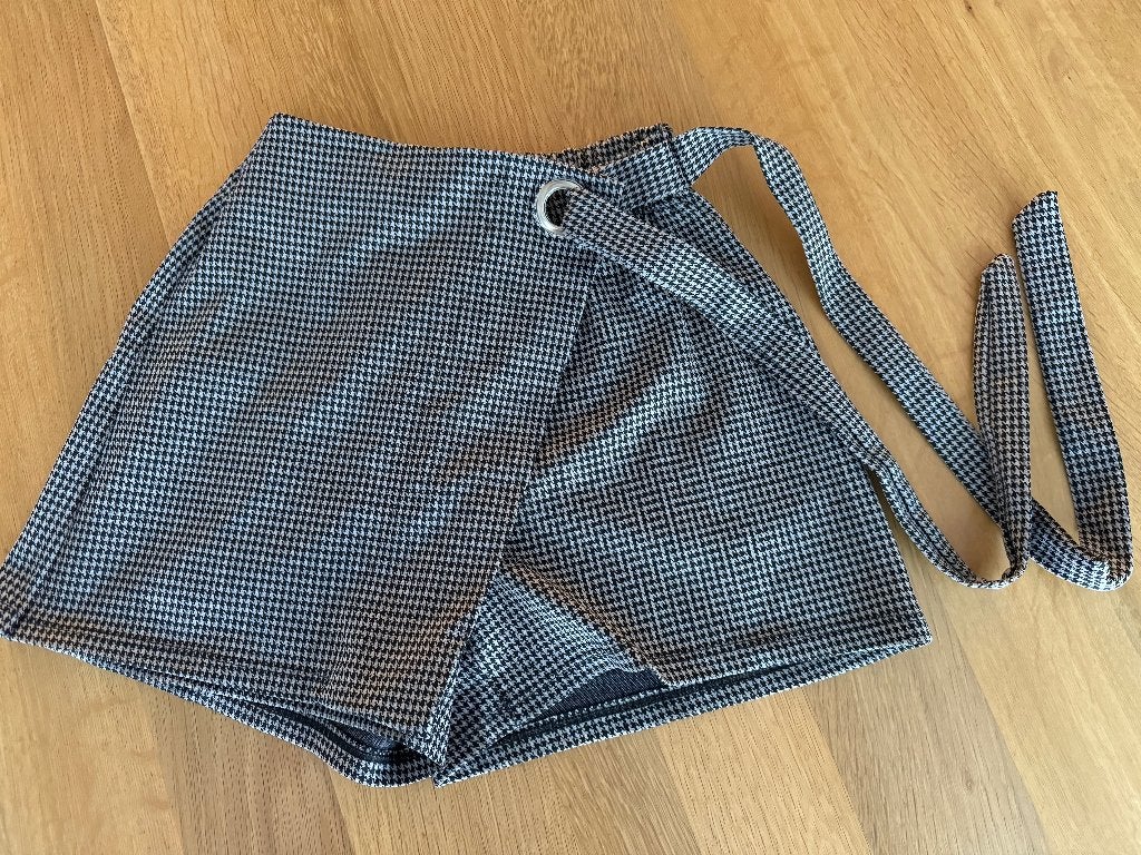 Zwart - wit overslag broekje maat XS, Kort, Zwart, Ophalen of Verzenden, Zo goed als nieuw