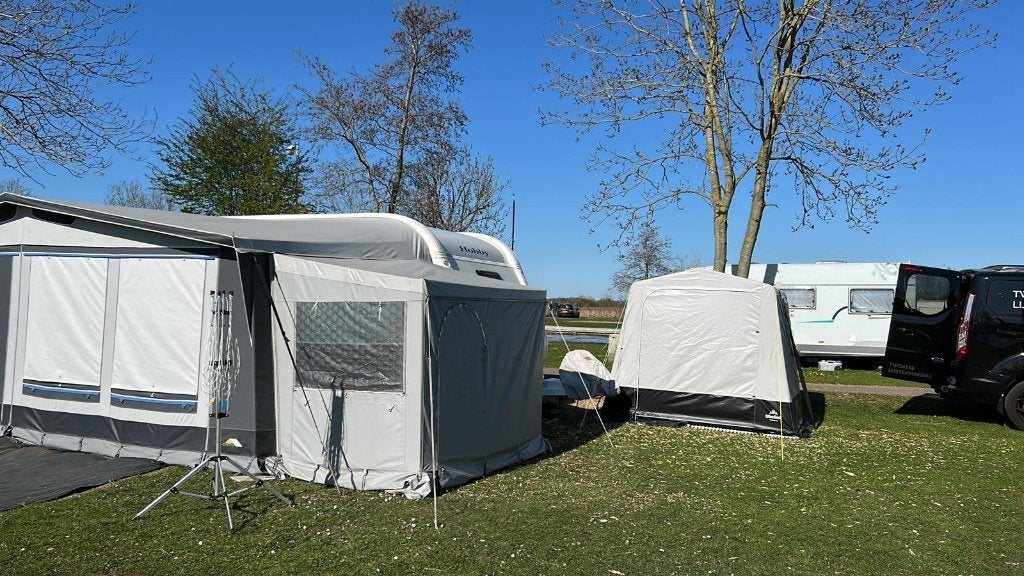 Foto 21 van Hobby 560 UFE, compleet met inventaris en voortent