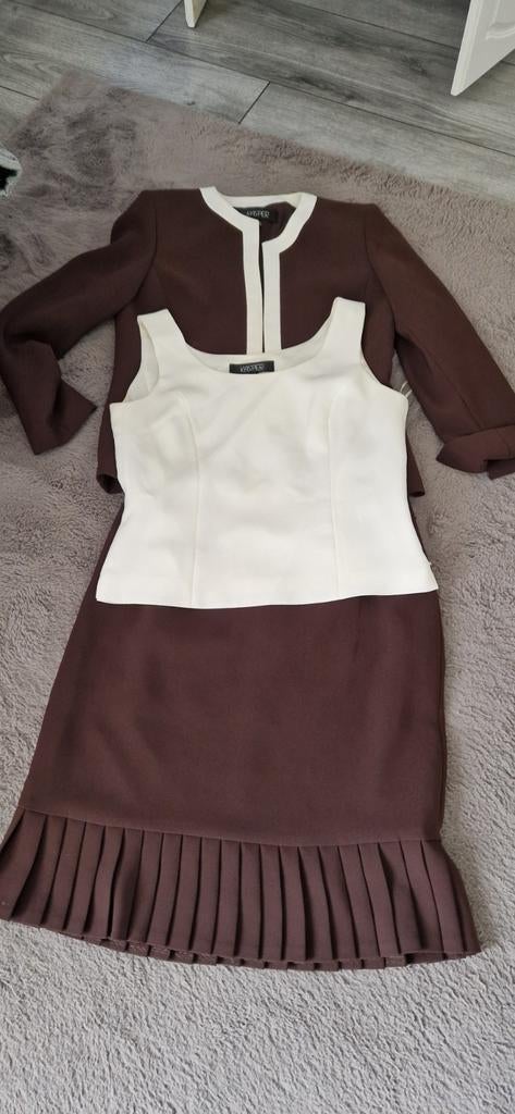 Drie delig dames set, Ophalen, Zo goed als nieuw, Bruin, Onder de knie