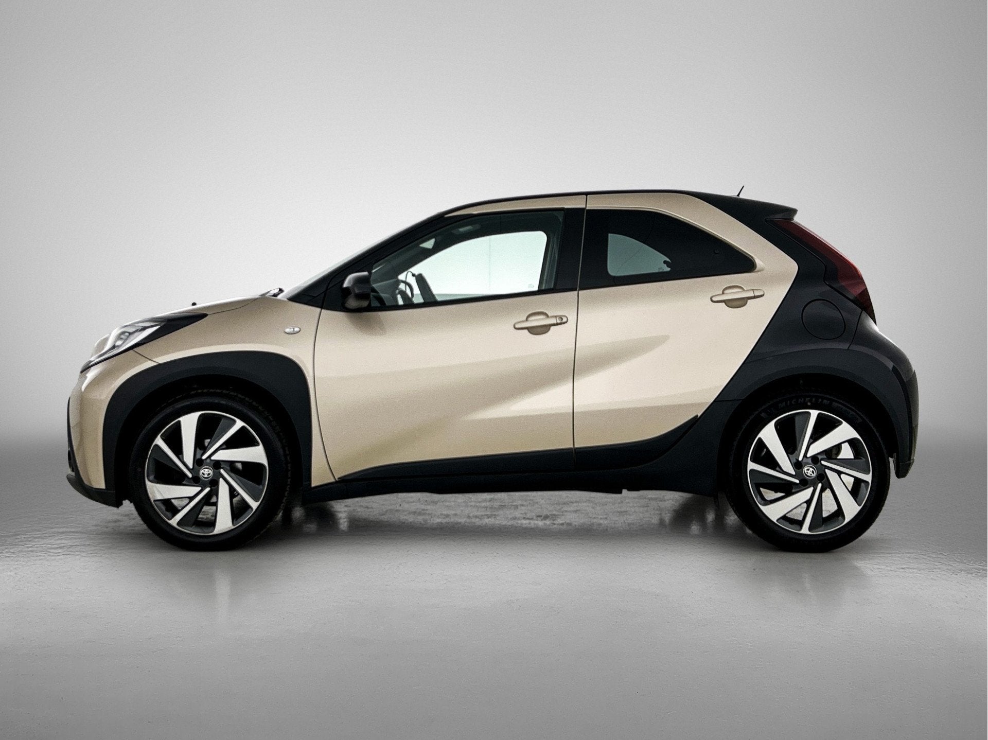 Toyota Aygo X 1.0 VVT-i S-CVT Envy Automaat | Navigatie | JB, 12 maanden, Gebruikt, 4 stoelen, Origineel Nederlands