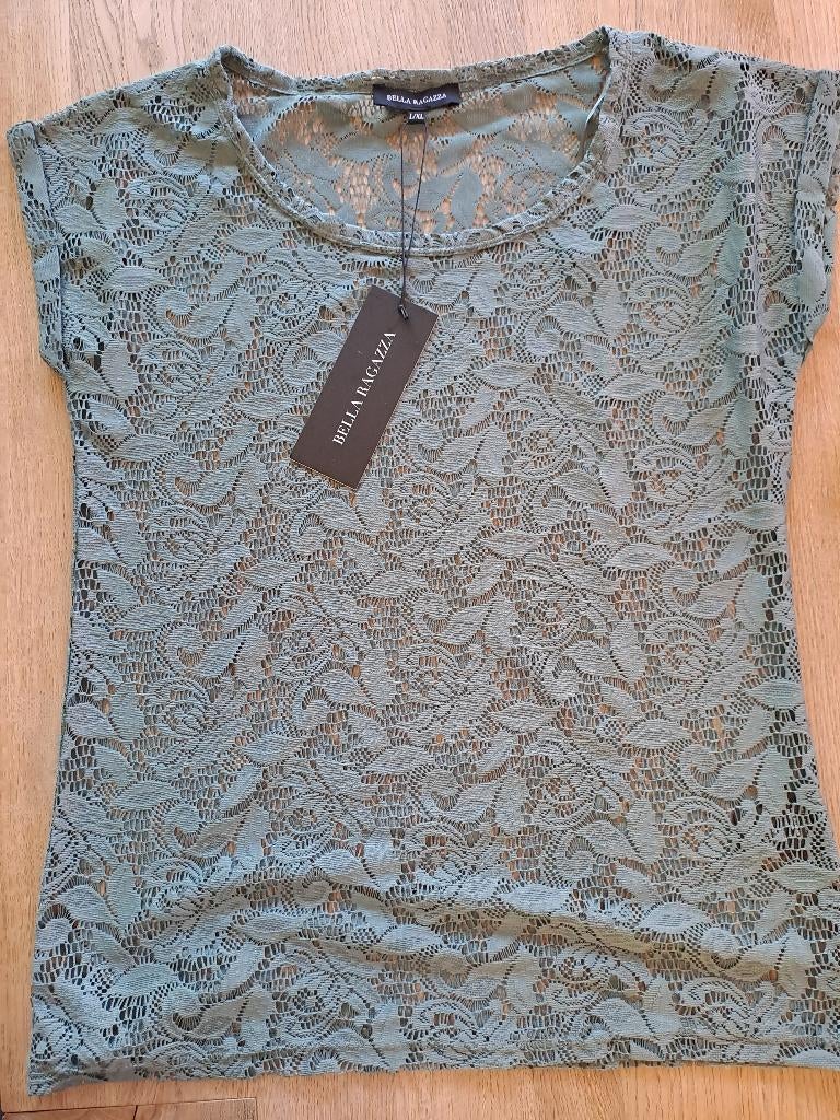 TOPJE DAMES. KANT. MAAT L/XL. BELLA RAGAZZA.SALIEGROEN NIEUW, Bella Ragazza, Maat 46/48 (XL) of groter, Nieuw, Ophalen of Verzenden
