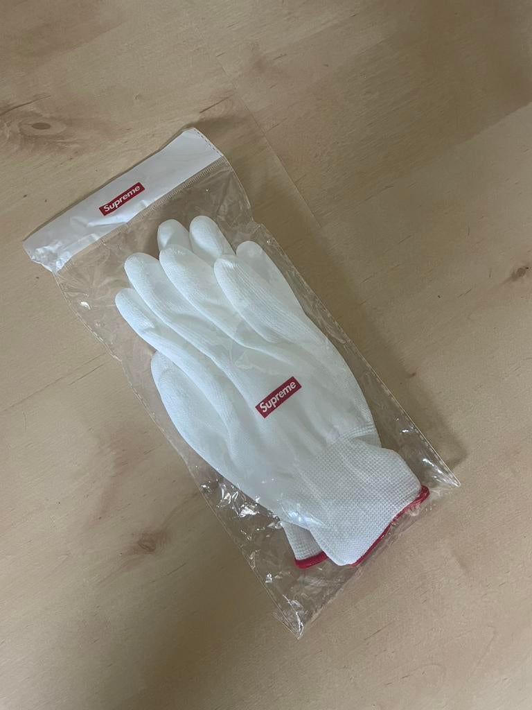 Supreme rubberized gloves free gift FW20., Ophalen of Verzenden, Nieuw, Maat 42/44 (L), Handschoenen