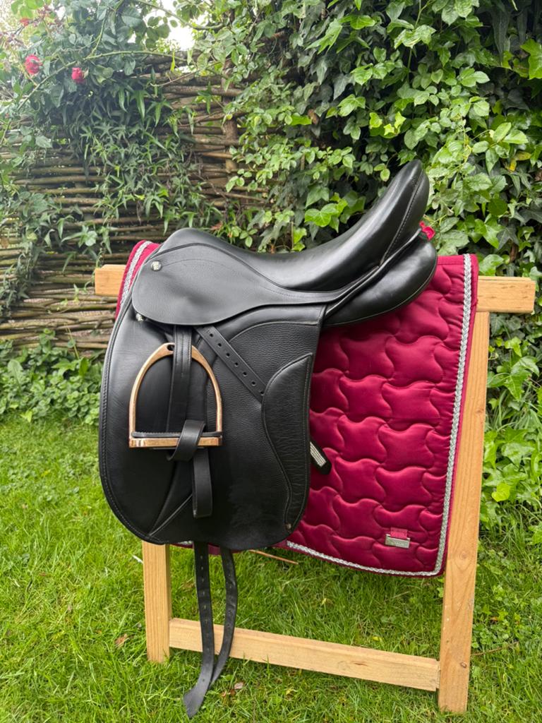 Kingsley zadel D1 17,5 inch, Ophalen of Verzenden, Zo goed als nieuw, Dressuur