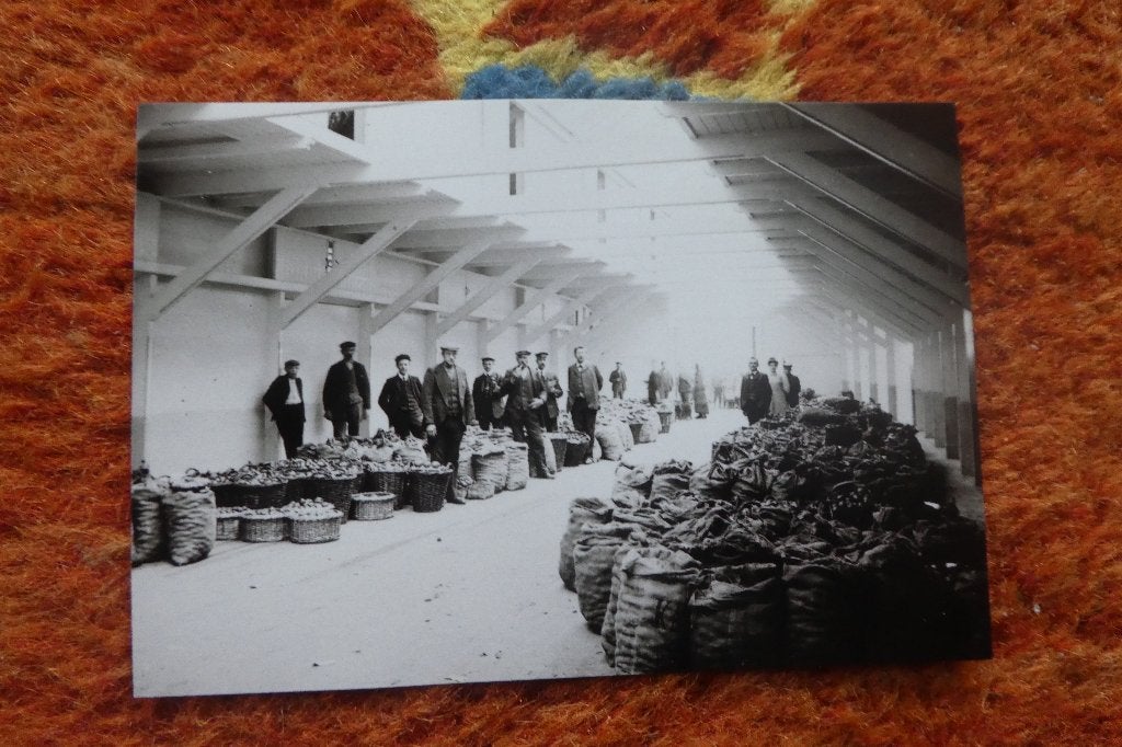 Loppersum Veilinggebouw met Volk, Verzamelen, Verzenden, Voor 1940, Foto