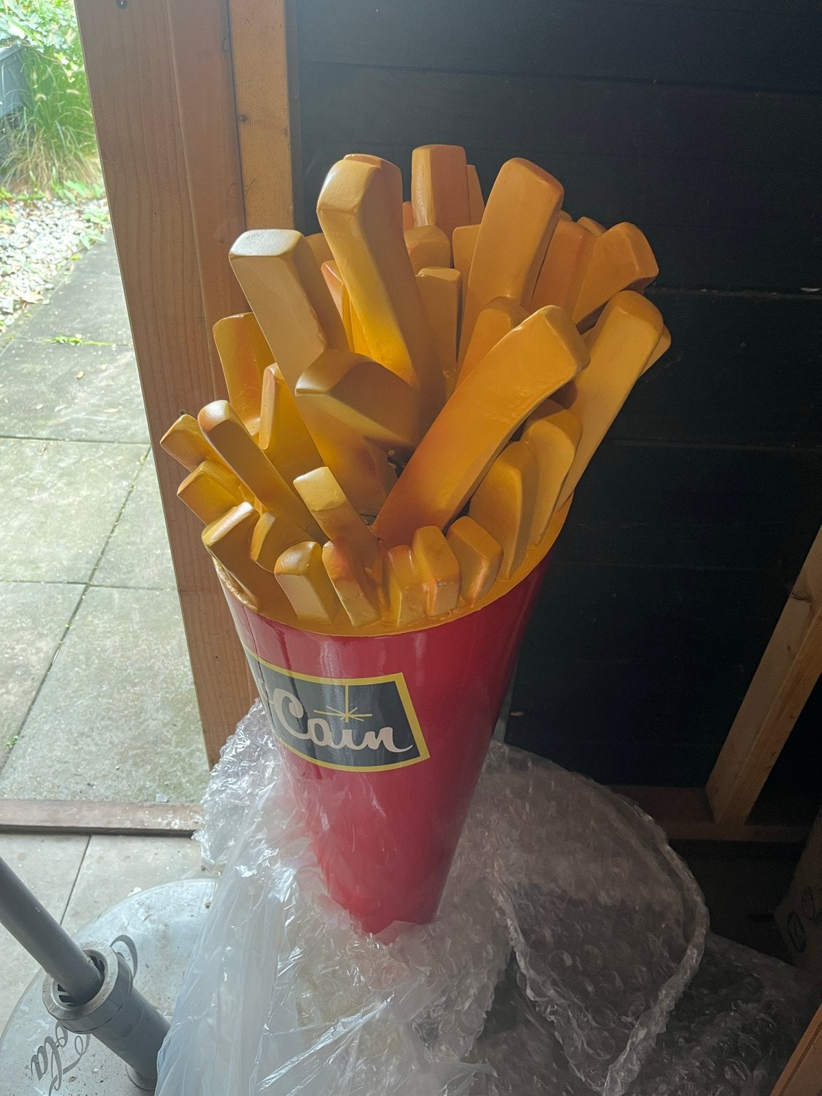 Diverse horeca-items: Frietstandaard, parasol, krijtbord