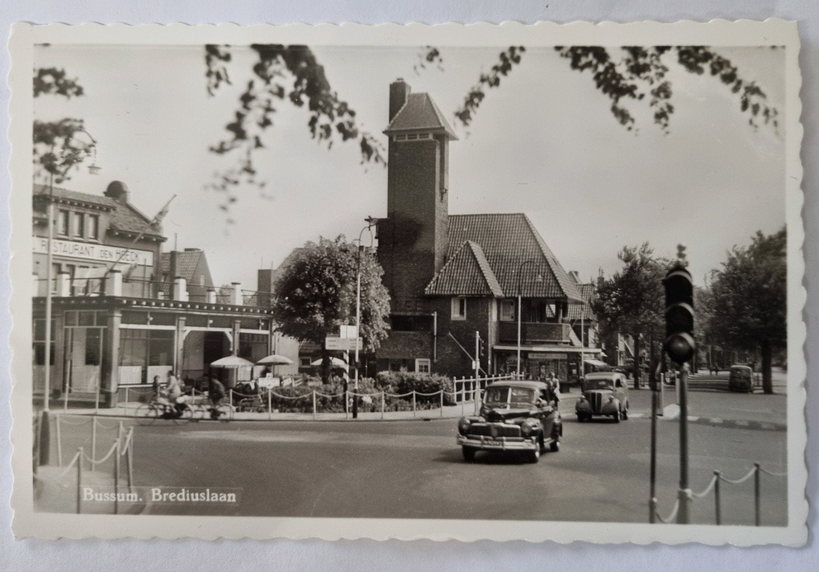 Bussum Brediuslaan met oude auto's - Zeldzame foto, Ophalen of Verzenden