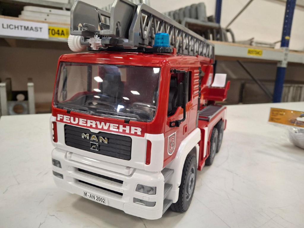 Bruder MAN TGA brandweer ladderwagen, Kinderen en Baby's, Speelgoed | Speelgoedvoertuigen, Ophalen of Verzenden, Zo goed als nieuw