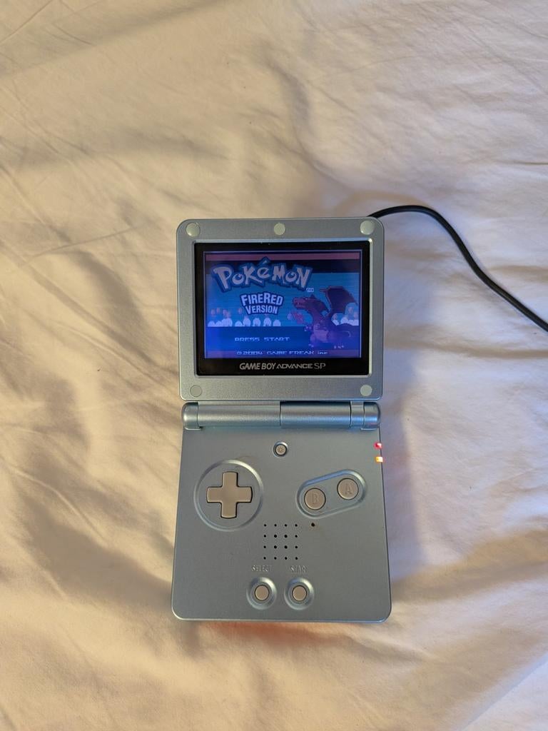 Game Boy Advance SP met Pokémon FireRed en oplader, Spelcomputers en Games, Games | Nintendo Game Boy, Avontuur en Actie, Gebruikt
