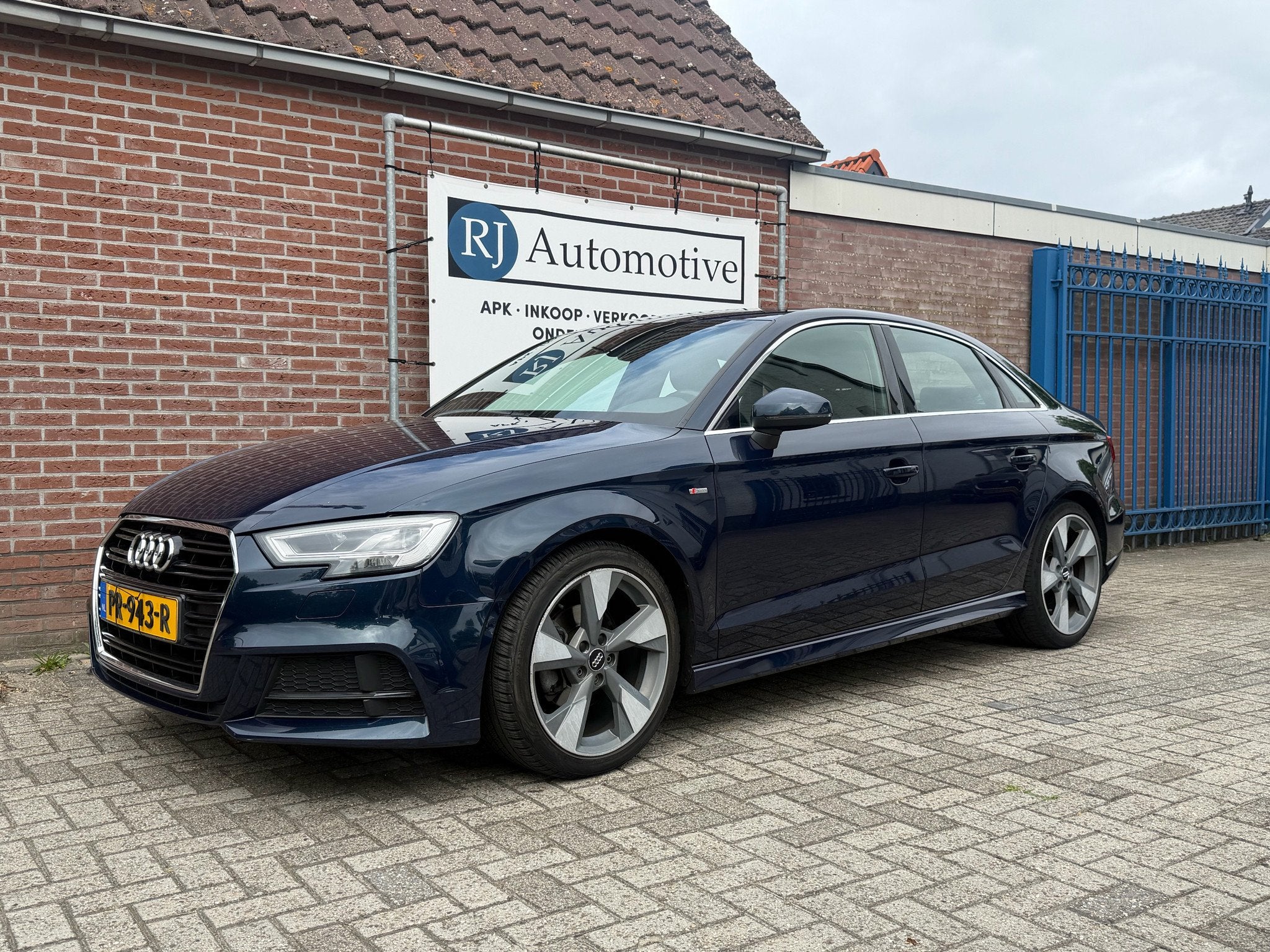 Audi A3 LIMOUSINE 1.5 TFSI CoD Sport S-Line (bj 2017), Euro 6, 4 cilinders, Blauw, Origineel Nederlands