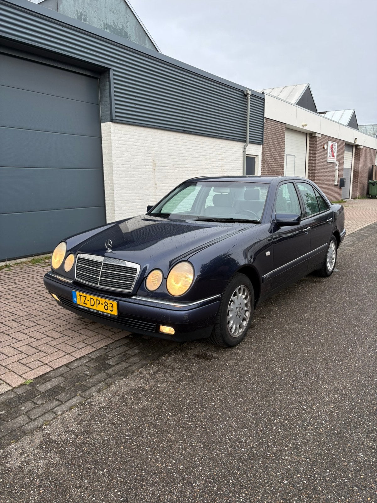 Mercedes-Benz E-Klasse 2.4 E240 Sedan Classic AUT 1998 Blauw, Auto's, Automaat, Achterwielaandrijving, Blauw, Particulier